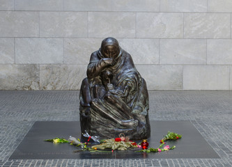 statue of mother holding his dead child in neue wache