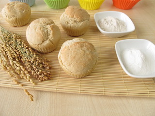 Fototapeta na wymiar Brötchen Muffins mit Dinkelmehl, Hirsemehl und Reismehl