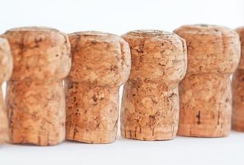 Bouchons de champagne en ligne sur fond blanc