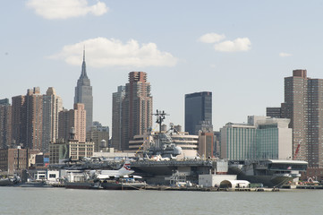 Naklejka premium NYC, Portaerei sul fiume Hudson