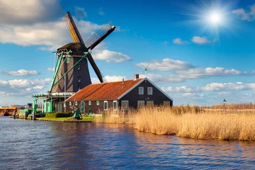 Photo sur Plexiglas Moulins Authentic Zaandam mills on the water channel in Zaanstad willage