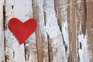 cœur rouge en feutrine sur fond vieux bois peint 