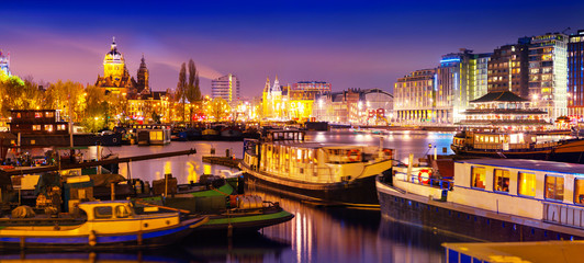 Beautiful calm night view of Amsterdam city - obrazy, fototapety, plakaty