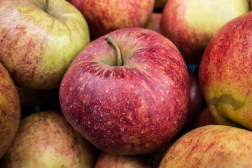 Fototapeta na wymiar Apfel vor Apfel- Hintergrund