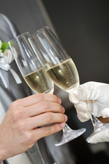 素敵な新郎新婦による祝杯