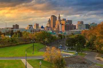 Obraz premium Skyline of downtown Hartford, Connecticut from above Charter Oak