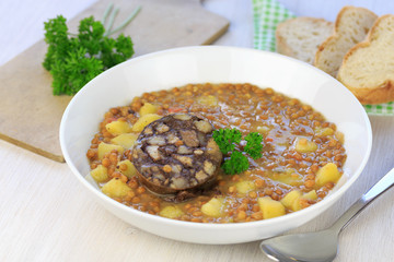 Linsensuppe mit Blutwurst
