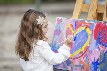 Niña pintando
