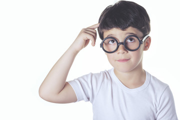 niño listo pensativo