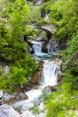 Fototapeta premium wodospad w pobliżu Sambuco, Piemont, Włochy