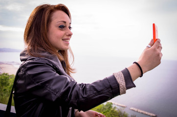 ragazza si fa un selfie