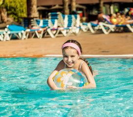 Naklejka premium little girl in the pool