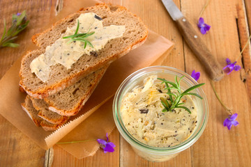 Kräuterbutter, Brot