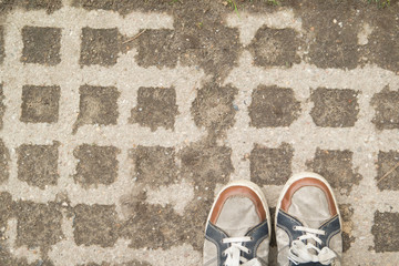 Turnschuhe auf Rasengitter