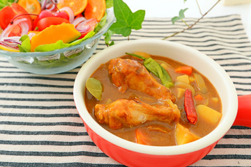 美味しそうなカレーとサラダ