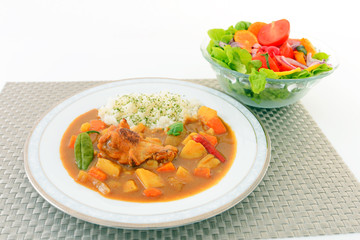 美味しそうなカレーライスとサラダ