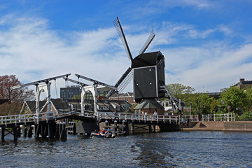 Rembrandtbrug en molen de Put in Leiden, Nederland