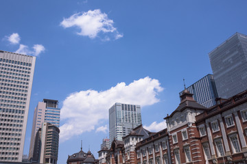 Fototapeta na wymiar 東京駅と駅付近の近代ビル