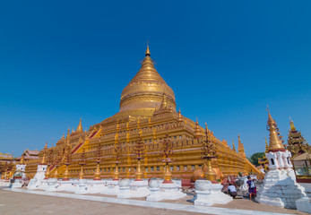 Fototapeta premium Shwezigon Pagoda from Bagan, Myanmar