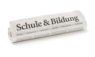 Zeitungsrolle mit der Überschrift Schule und Bildung