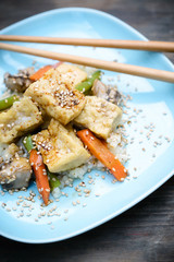 Tofu mit Reis, Sesam, Pilzen und Gemüse