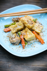 Gebratener Tofu mit Sesam und Gemüse