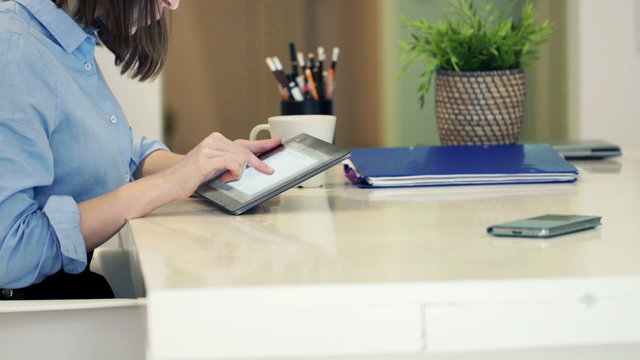 Businesswoman hands working with tablet computer 
