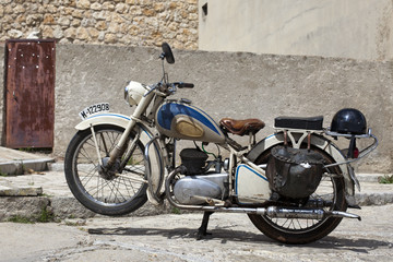 Fototapeta na wymiar Motocicleta antigua