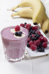  Smoothies of frozen raspberries, blueberries and banana with yo