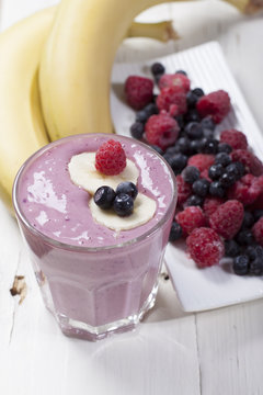  Smoothies of frozen raspberries, blueberries and banana with yo