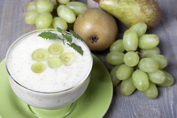  Smoothies of pears and green grapes with yogurt in a glass bowl