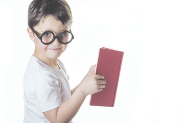 niño leyendo un libro