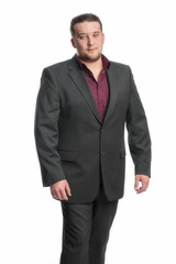 Junger Mann im Anzug und Dreitagebart