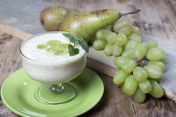  Smoothies of pears and green grapes with yogurt in a glass bowl