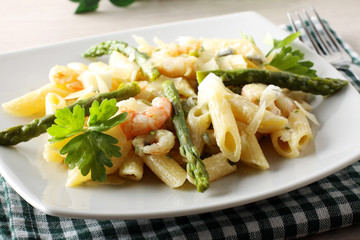 Pasta with prawns, asparagus and cream