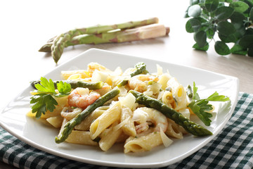 Pasta with prawns, asparagus and cream - 82786744