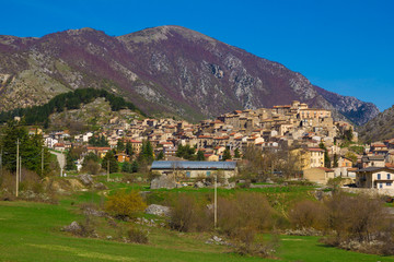 Fototapeta na wymiar Foto panoramica di Villalago in Abruzzo