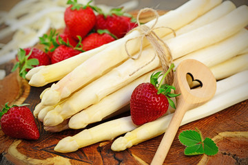  Weißer Spargel mit Erdbeeren