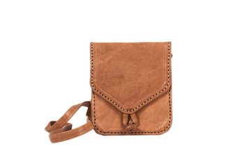 Cartera de mujer marrón de piel sobre fondo blanco aislado. Vista de frente. Copy space