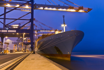 night container operation in port
