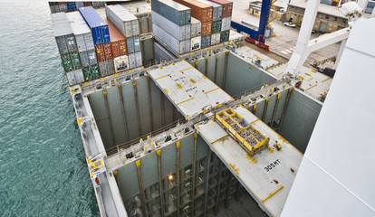 empty ship's cargo holds during container discharge in port