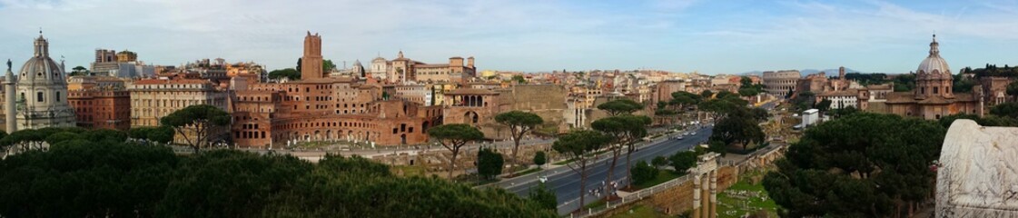 Fototapeta na wymiar Roma panoramica colosseo e fori imperiali