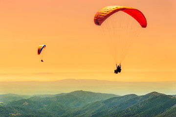 Duo paragliding flight - obrazy, fototapety, plakaty