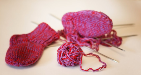 red ball of yarn knitting needles to knit socks