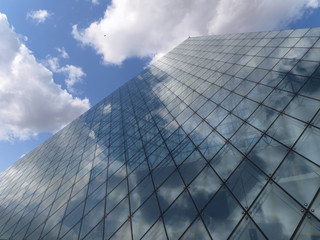 Fototapeta na wymiar ガラスのピラミッドと青空と雲 