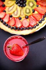 torta di frutta e bevanda analcolica