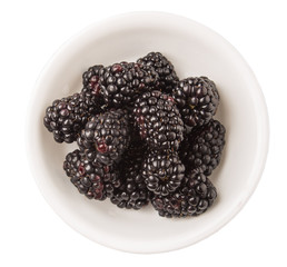 Blackberry fruits in a white bowl