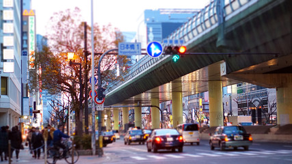 Naklejka premium Osaka, Japonia - marzec 2015 - Zwykły widok ulicy wieczorem