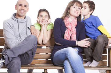 Famiglia su una panchina
