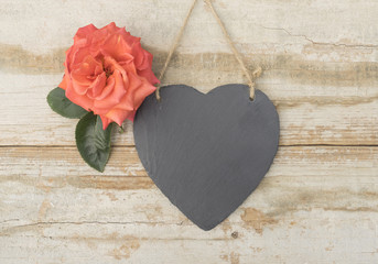 Fototapeta premium Schieferherz mit Rose